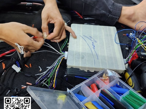 Limo Green Mpv7 nâng cấp - Amply Rainbow DL-PA8.10 - Sub điện Rockpower M8 - Loa center thụt thò O-Tex